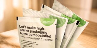 site-industries-cosmetiques Apresentação de amostras de embalagens compostáveis da BASF num recipiente transparente sobre uma superfície de madeira, com texto a promover embalagens compostáveis domésticas de elevada barreira com benefícios ecológicos.
