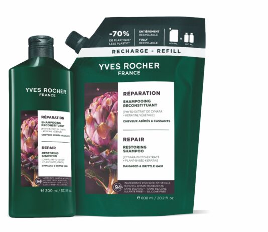 site-industries-cosmetiques Um frasco de 600 ml e uma recarga do champô reparador e revitalizante da Yves Rocher. Ambos os produtos apresentam a imagem de uma alcachofra rosa, bem como informações sobre o produto em francês e inglês. A recarga de champô utiliza menos 70 % de plástico, para cuidados capilares amigos do ambiente.