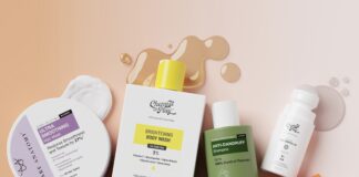 A L’Oréal adquire uma participação maioritária na Innovist, na Índia site-industries-cosmetiques Uma composição «flat lay» de cinco produtos de cuidados para a pele e o cabelo, incluindo cremes, um gel de banho, um champô e um frasco com uma tampa laranja, dispostos sobre uma superfície rosa, com vestígios de produto e salpicos de líquido à volta.