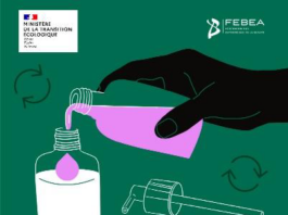 site-industries-cosmetiques Uma ilustração mostra uma mão a verter um líquido cor-de-rosa de um frasco para um frasco com bomba, acompanhada por um texto em francês que incentiva a recarregar os produtos de beleza e higiene em vez de os substituir. Vários símbolos de reciclagem aparecem no fundo.