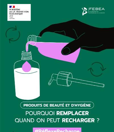 site-industries-cosmetiques Una ilustración muestra una mano vertiendo un líquido rosa de una botella a un frasco con dosificador, acompañada de un texto en francés que anima a rellenar los productos de belleza e higiene en lugar de sustituirlos. En el fondo aparecen diversos símbolos de reciclaje.