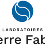 皮埃尔·法布尔公司获德勤法国2026年度«最佳管理企业»认证 site-industries-cosmetiques 皮埃尔·法布尔实验室的标志:一个蓝色圆形图案,内含两条白色曲线,位于«LABORATOIRES Pierre Fabre»字样上方,该字样采用黑色粗体大写字母。.
