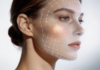 Sensores eletroquímicos e IA para medições biológicas na área da cosmética site-industries-cosmetiques O perfil de uma mulher, sobre o qual está sobreposta uma grelha numérica que realça as características do seu rosto. Apresenta uma maquilhagem luminosa nas maçãs do rosto e uma expressão neutra, tudo isto num fundo claro e liso.