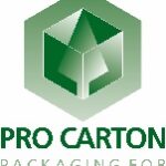 site-industries-cosmetiques Pro Carton 的标志由一个绿色立方体组成，中央有一棵树的剪影，上方是绿色字样的«PRO CARTON»字样以及«PACKAGING FOR A BETTER WORLD»这一口号。.