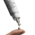 A Maria Galland Paris adota o Dropper Tube de 19 mm site-industries-cosmetiques Um tubo conta-gotas da Maria Galland Paris, com 19 mm, com a indicação «PURE COMFORT – Corretor específico anti-borbulhas», deposita uma pequena quantidade de creme na ponta do dedo indicador, sobre um fundo branco.