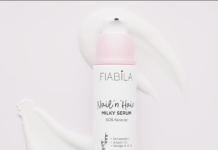 site-industries-cosmetiques 一瓶Fiabila Nail 'n Hair Milky Serum置于浅色背景上，身后留有两道白色精华液的痕迹。 瓶身标注含有神经酰胺、摩洛哥坚果油以及欧米伽3、6和9，并印有«滋养与修复»字样。.
