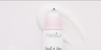 Nail’n’hair Milky Serum, sérum leitoso 2 em 1 com 96 % de ingredientes de origem natural site-industries-cosmetiques Um frasco de Fiabila Nail 'n Hair Milky Serum está pousado sobre uma superfície clara, com dois traços de sérum branco atrás dele. O frasco indica a presença de ceramidas, óleo de argão e ómega 3, 6 e 9, e ostenta a menção «Nutre e repara».