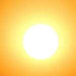 La FDA aprueba el filtro UV bemotrizinol de BASF site-industries-cosmetiques Un sol de un blanco resplandeciente ocupa el centro de la imagen, irradiando una luz amarilla y naranja que se va atenuando progresivamente hacia los bordes, creando un efecto cálido y luminoso sobre un fondo de cielo despejado.