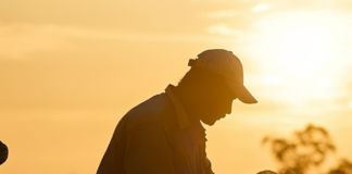 Trasce structure la traçabilité cosmétique et rend ses premiers résultats site-industries-cosmetiques Une personne coiffée d'une casquette s'occupe des plantes dans un champ au coucher du soleil ; la lumière du soleil lui confère une silhouette aux teintes chaudes et dorées.