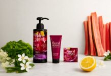 O Grupo GM e a Floral Street lançam uma gama de produtos para hotéis com aroma a ruibarbo site-industries-cosmetiques Um frasco, um tubo e um conjunto de produtos de higiene pessoal da Floral Street estão dispostos sobre uma superfície clara, tendo como pano de fundo flores, meio limão, folhas verdes e talos de ruibarbo.