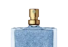 A Givaudan reforça as suas capacidades de encapsulação através da aquisição de uma participação na Microcaps site-industries-cosmetiques Um frasco de perfume quadrado em vidro, dotado de um pulverizador dourado e cheio de pérolas de gel azuis resultantes da tecnologia de encapsulamento Microcaps, destaca-se sobre um fundo branco liso.