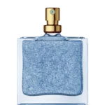 site-industries-cosmetiques Un flacon de parfum carré en verre, muni d'un vaporisateur doré et rempli de perles de gel bleues issues de la technologie d'encapsulation Microcaps, se détache sur un fond blanc uni.