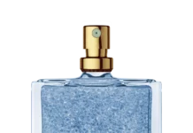 A Givaudan reforça as suas capacidades de encapsulação através da aquisição de uma participação na Microcaps site-industries-cosmetiques Um frasco de perfume quadrado em vidro, dotado de um pulverizador dourado e cheio de pérolas de gel azuis resultantes da tecnologia de encapsulamento Microcaps, destaca-se sobre um fundo branco liso.