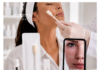Compatibilité peau‑produit : Byome Derma, un kit de diagnostic microbiome pour le retail site-industries-cosmetiques Une personne se fait prélever un échantillon cutané à l'aide d'un coton-tige. Au premier plan, on aperçoit des produits de soin pour la peau, un kit d'échantillons et un smartphone affichant un gros plan de la peau ainsi que le texte : « Découvrez la véritable nature de votre peau. ».