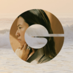 Scentaurus Aquamelon, precursor capilar ativado pelo oxigénio site-industries-cosmetiques Um círculo, no qual se destaca o perfil de uma mulher de cabelo comprido e com ar pensativo, sobrepõe-se a uma paisagem marítima composta por ondas e um céu enevoado.