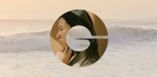 Scentaurus Aquamelon, precursor capilar activado por el oxígeno site-industries-cosmetiques Un círculo, en el que aparece el perfil de una mujer de pelo largo y con aire pensativo, se superpone a un paisaje marino compuesto por olas y un cielo brumoso.