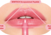 Schwan Cosmetics lance Liplift, lip liner hybride cliniquement testé site-industries-cosmetiques Gros plan sur des lèvres sur lesquelles a été appliqué un stick cosmétique rose. Le texte met en avant trois ingrédients : le peptide encapsulé NEWTECH, les céramides BIOACTIVE et les SPHÈRES d'acide hyaluronique, chacun placé à l'un des sommets d'un triangle formé au-dessus des lèvres.
