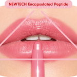 Schwan Cosmetics lance Liplift, lip liner hybride cliniquement testé site-industries-cosmetiques Gros plan sur des lèvres sur lesquelles a été appliqué un stick cosmétique rose. Le texte met en avant trois ingrédients : le peptide encapsulé NEWTECH, les céramides BIOACTIVE et les SPHÈRES d'acide hyaluronique, chacun placé à l'un des sommets d'un triangle formé au-dessus des lèvres.