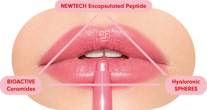 site-industries-cosmetiques Gros plan sur des lèvres sur lesquelles a été appliqué un stick cosmétique rose. Le texte met en avant trois ingrédients : le peptide encapsulé NEWTECH, les céramides BIOACTIVE et les SPHÈRES d'acide hyaluronique, chacun placé à l'un des sommets d'un triangle formé au-dessus des lèvres.