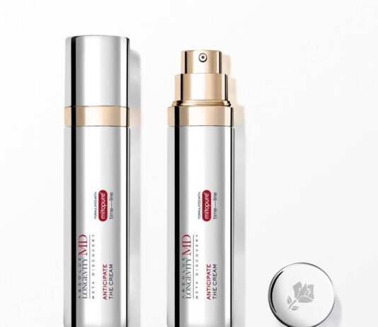 site-industries-cosmetiques 两瓶银色的抗衰老面霜——一瓶带有密封盖，另一瓶配有外露的泵头——静静地摆放在白色台面上。 旁边放着一个饰有玫瑰图案的银色瓶盖。标签上标有产品名称和品牌名称。.