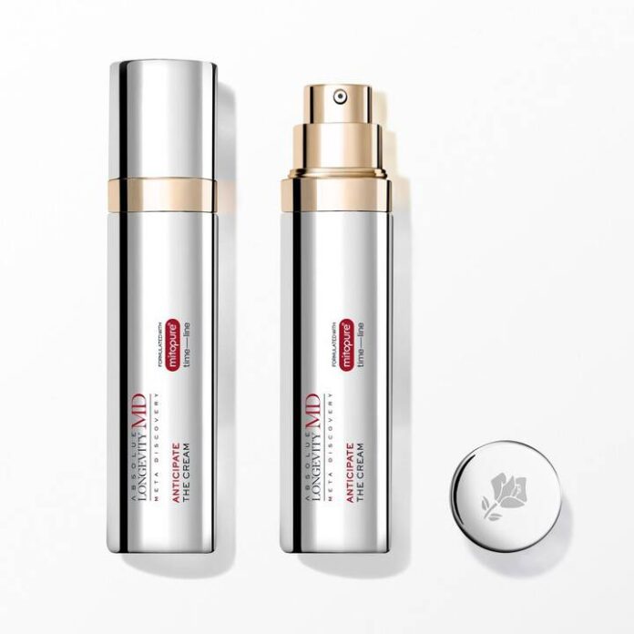 site-industries-cosmetiques Deux flacons argentés de crème anti-âge, l'un muni d'un bouchon fermé et l'autre d'une pompe apparente, sont posés sur une surface blanche. Un bouchon argenté orné d'un motif de rose est placé à côté d'eux. Les étiquettes indiquent le nom du produit et celui de la marque.