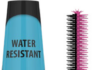 Lavera présente deux mascaras résistants à l’eau vegan site-industries-cosmetiques Tube de mascara « Butterfly Effect » de Lavera, portant la mention « Water Resistant » et le logo « BIO ». Le tube noir est représenté avec la brosse sortie, laissant apparaître une brosse à mascara rose.