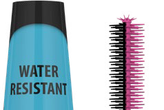 A Lavera apresenta dois rímels à prova de água e veganos site-industries-cosmetiques Tubo de rímel «Butterfly Effect» da Lavera, com a indicação «Water Resistant» e o logótipo «BIO». O tubo preto é apresentado com a escova para fora, revelando uma escova de rímel cor-de-rosa.
