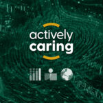 Silab围绕九大议题构建了“积极关怀2030”框架 site-industries-cosmetiques 白色文字«actively caring»居中显示在深绿色抽象背景上,背景上装饰有线条和波浪图案。文字下方有三个灰色图标:一个条形图、一个人形和一个地球仪。.