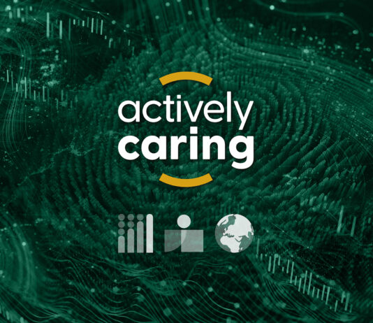 site-industries-cosmetiques Le texte en blanc « actively caring » apparaît centré sur un fond abstrait vert foncé orné de lignes et de motifs ondulés. Sous le texte figurent trois icônes grises : un graphique à barres, une personne et un globe terrestre.